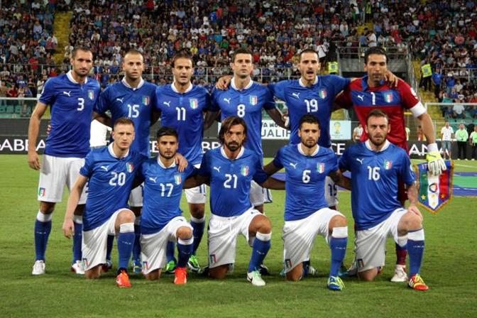 L'Italia schierata prima della gara. Ansa